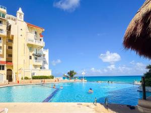 Beachfront condo 10 min from the airport