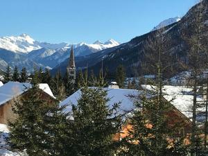 Cozy Chalet With Scenic View In Monêtier Les Bains