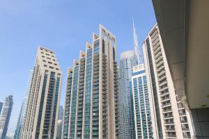 Bright 2BR with Burj, Sea & City Views - Walk to Mall