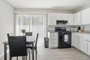 Wyndham Hills Getaway Modern Comfort Awaits