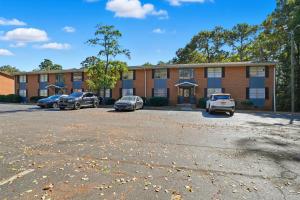 Charming 2-Bedroom Retreat Comfort Meets Style