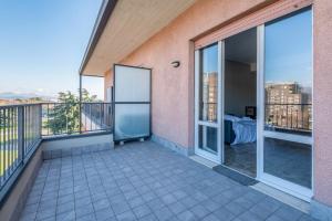 OrioAirport3Min-Free park in street-StunningView