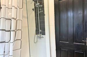 3-Bedroom House in Warrington with Free Parking Ideal for Contractors and Family Stays