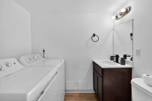 Bright, Spacious 2Bd 25Bt Townhome Interior