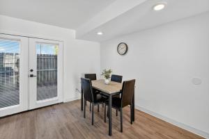 Bright, Spacious 2Bd 25Bt Townhome Interior