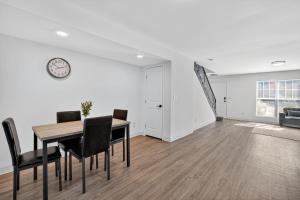 Bright, Spacious 2Bd 25Bt Townhome Interior