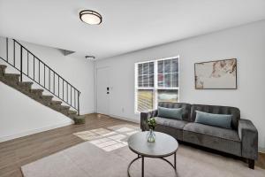 Bright, Spacious 2Bd 25Bt Townhome Interior