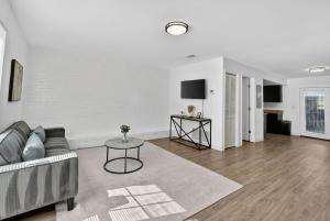 Bright, Spacious 2Bd 25Bt Townhome Interior