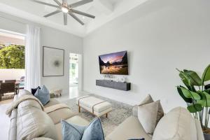 Sand Dollar Retreat New 4BR w Pool, Spa & Walk to Vanderbilt Beach