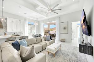 Sand Dollar Retreat New 4BR w Pool, Spa & Walk to Vanderbilt Beach