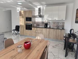 Quiet Private Suite & Room in Spinola Bay Central Near Beaches - Shared Apt