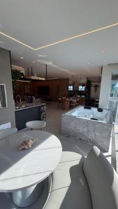 Apt luxo vista mar 160m com jacuzzi e 2 garagens