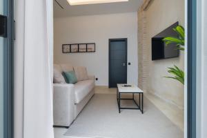 New Design Apartment - Private patio - Gallos 3
