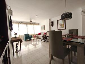 Comodo apartamento cerca al aeropuerto y la playa