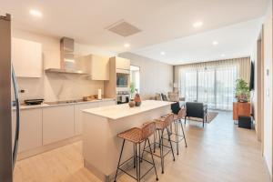 BRAND NEW! Stylish Stay in Vermare C7