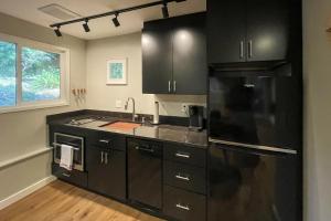 Walk to Beach and Village Bainbridge Island Gem!