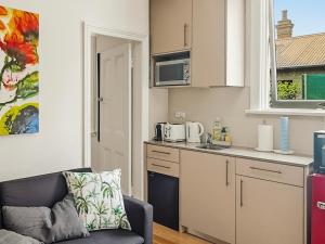 Charming 1 bedroom, park adjacent. city 5 minutes