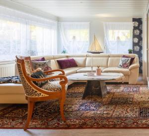 Große Helle Wohnung am Wald in Bad Saarow Nahe Grünheide und Berlin Souterrain