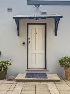 Cute 1 bedroom with sunny courtyard garden