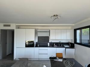 T3 NEUF AVEC TERRASSE ET JARDIN FACE a LA MER