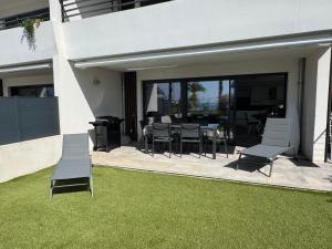 T3 NEUF AVEC TERRASSE ET JARDIN FACE a LA MER