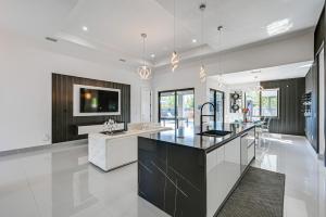 Poolside Lounge with Bar and Kitchen Cape Coral Home