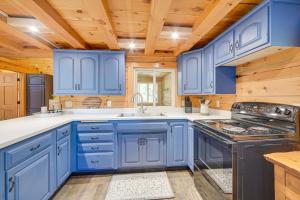 Northwoods Nature Escape! Lakefront Hayward Cabin