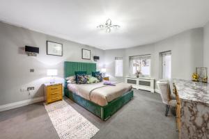 ULTRA MASSIVE House in HYDE PARK