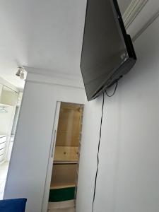 Apartamento Praia da Enseada - hidromassagem, ar condicionado sala e quartos e wifi