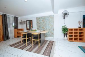 Stylish Studio, Pool and Walk to Beach