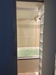 Apartamento Praia da Enseada - hidromassagem, ar condicionado sala e quartos e wifi