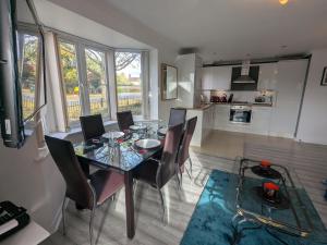 Fabulous Modern Spacious 2 Bed Apartment & FREE Parking!