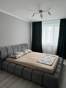 Стильні апартаменти з двома окремими спальнями з панорамним видом на Дніпро!