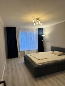 Стильні апартаменти з двома окремими спальнями з панорамним видом на Дніпро!