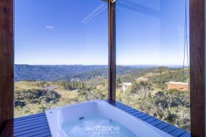 Linda cabana com jacuzzi e vista incrível VST004