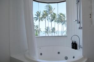 Beachfront 3-Bed with Pool & Stunning Ocean Views