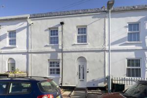 Spacious 3-Bed Period Home Near Bath Road