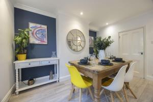 Spacious 3-Bed Period Home Near Bath Road