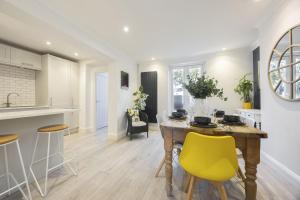 Spacious 3-Bed Period Home Near Bath Road