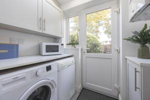 Spacious 3-Bed Period Home Near Bath Road