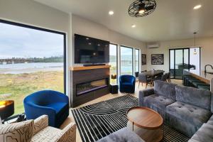 Spectacular Bridge and Bay Views! Bays Edge!