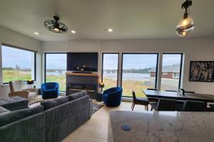 Spectacular Bridge and Bay Views! Bays Edge!