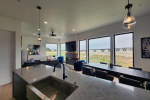 Spectacular Bridge and Bay Views! Bays Edge!