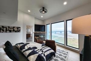 Spectacular Bridge and Bay Views! Bays Edge!