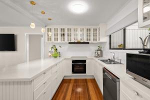 Tenby Point Waterfront Views & Tranquil Garden