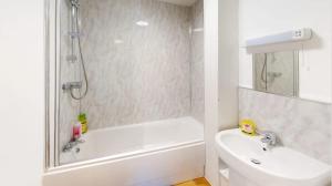 Modern 2BR Apt near NTU & City Centre-Free Parking