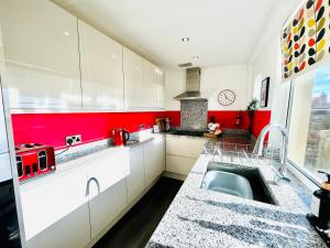 Kitson House - Sea Views, 1 min Walk to Harbour