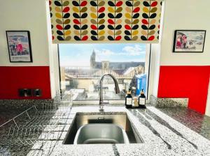 Kitson House - Sea Views, Old Town, 5 min Walk to Beach, Street Parking