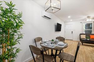 Near Midtown Montrose Apt Games Desk WiFi TV