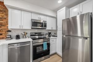 Cozy Apt Near Midtown Montrose Desk Games WiFi